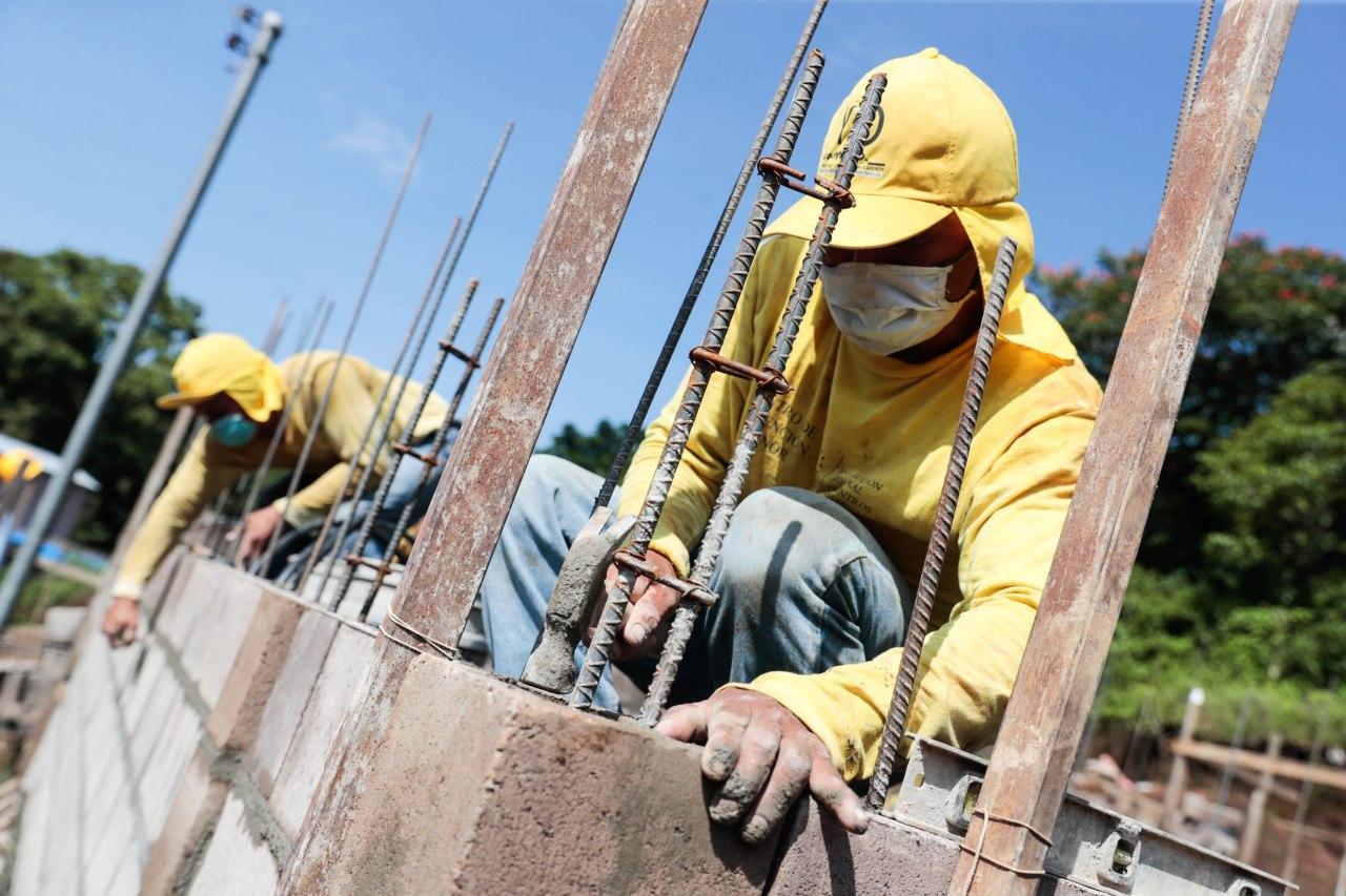 Construcción de casas para familias de escasos recursos